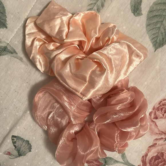 Facial Roller, Lip Duo, Hair Scrunchies (4-Piece) - Picture 3 of 8